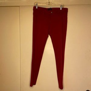 Stretch leggings/pants w/saddleback seat and faux front pockets. Red. Size L